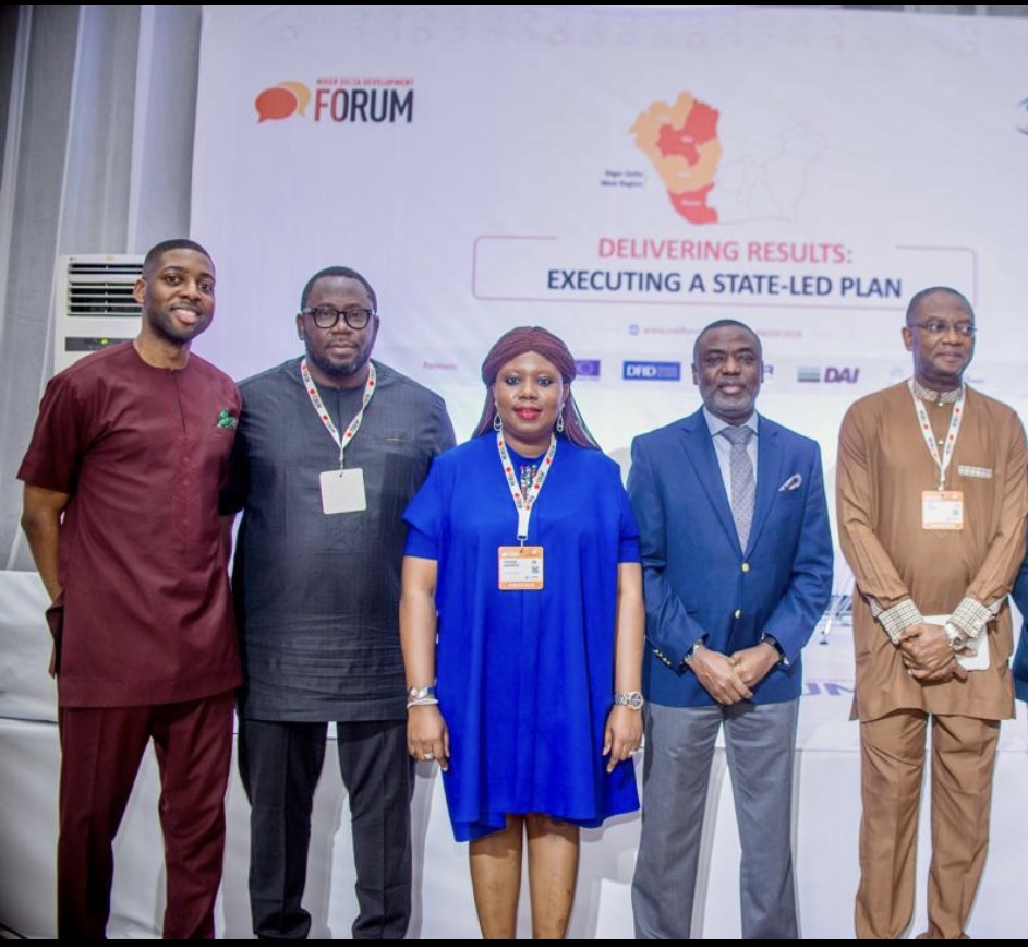 Tunji Idowu with fellow participants at the Niger Delta Development Forum